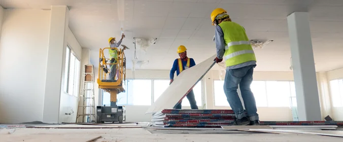 foto de pessoa trabalhando em um canteiro de obras